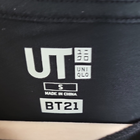 Uniqlo Black Short Sleeve Tee - Picture 2 of 8